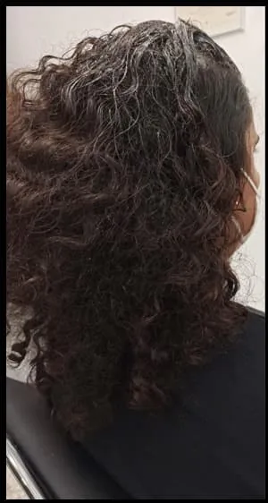 Cabello rizado antes del alisado orgánico