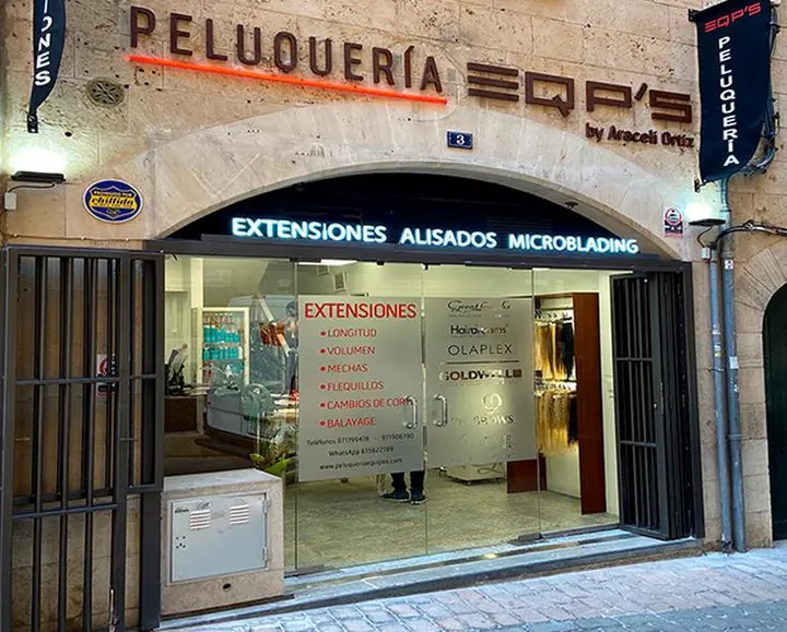 Fachada de piedra de Peluquería Equipo's en la calle Can Asprer, casco antiguo de Palma