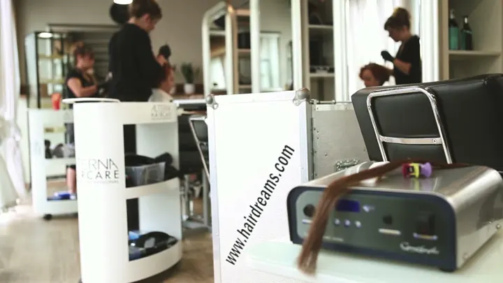 Fotograma del vídeo: colocación de extensiones Hairdreams en el salón